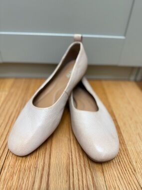 NWOT Born 8.5 Ballet Flats Top Grain Leather Minimalist Neutral Comfy Casual